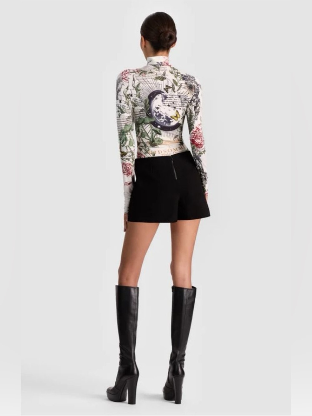 ALICE + OLIVIA delaina turtleneck top in dreamscape moon villa size Medium - Picture 3 of 7